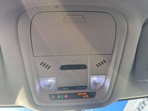 Used 2021 Buick Enclave Essence image 18