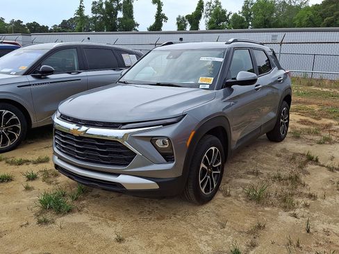 Used 2025 Chevrolet TrailBlazer LT AWD/4WD image 2