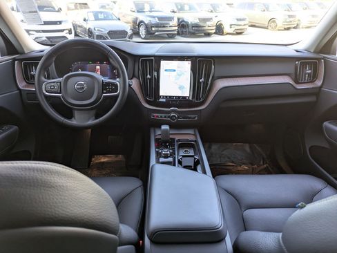 Used 2023 Volvo XC60 B5 Plus image 28