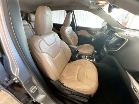 Used 2016 Jeep Cherokee Sport image 24