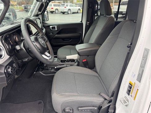 Used 2024 Jeep Wrangler Sahara image 9
