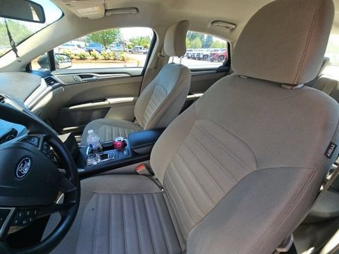 Used 2019 Ford Fusion SE FWD image 5