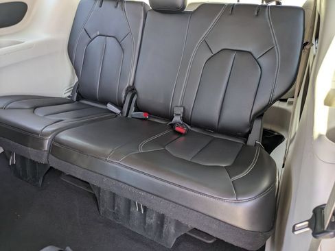 Used 2023 Chrysler Pacifica Touring-L FWD image 28