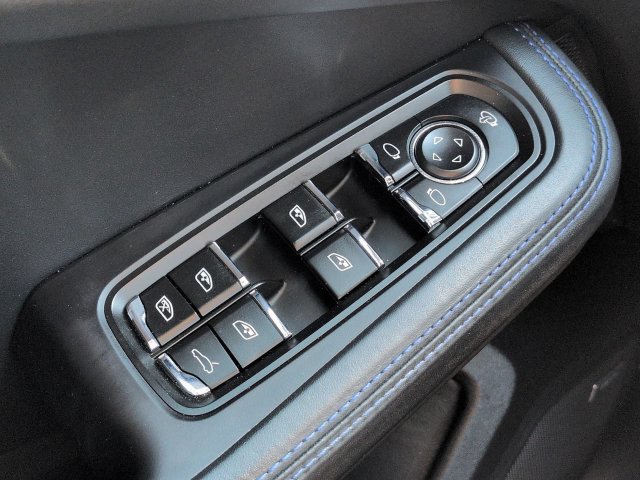 Used 2023 Porsche Macan Turbo AWD/4WD image 31