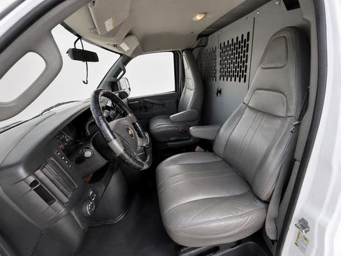 Used 2017 Chevrolet Express 2500 Extended RWD image 9