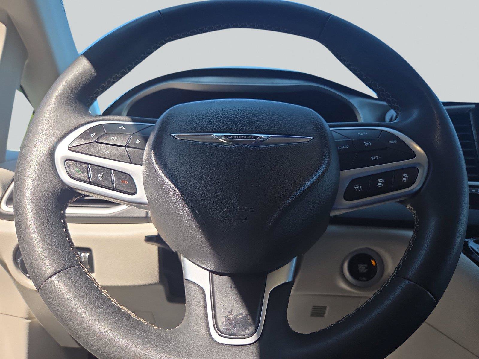 Used 2023 Chrysler Pacifica Touring-L FWD image 11