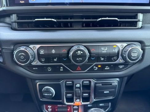Used 2024 Jeep Wrangler Unlimited Rubicon AWD/4WD image 14