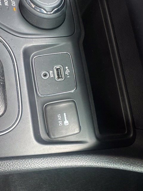 Used 2019 Jeep Cherokee Latitude Plus w/ Comfort/Convenience Group AWD/4WD image 24