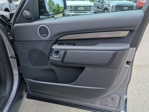 Used 2023 Land Rover Discovery Metropolitan Edition AWD/4WD image 80