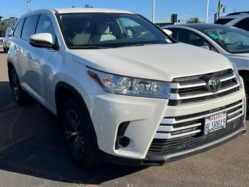 Certified 2019 Toyota Highlander LE AWD/4WD image 3