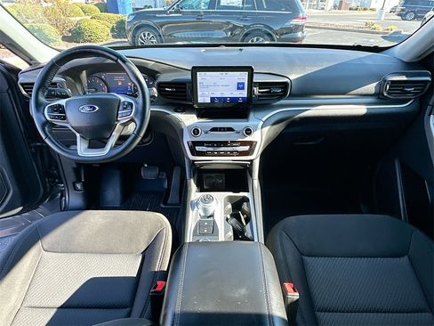 Used 2022 Ford Explorer XLT image 3