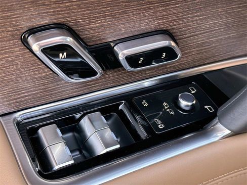 New 2025 Land Rover Range Rover Long Wheelbase SE image 18