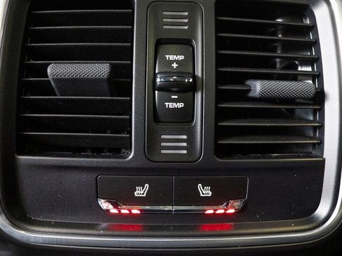 Used 2022 Porsche Macan image 36