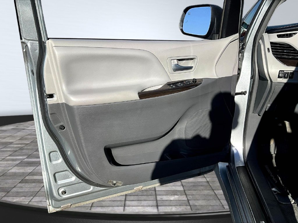 Used 2019 Toyota Sienna XLE Premium w/ Carpet Mat Package AWD/4WD image 22