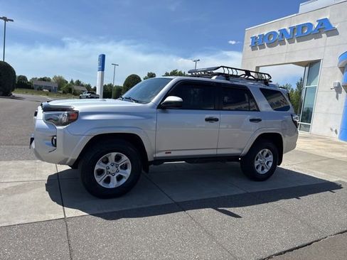 Used 2016 Toyota 4Runner SR5 AWD/4WD image 12