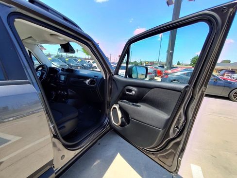 Used 2016 Jeep Renegade Latitude FWD image 43