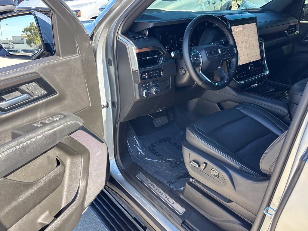Used 2025 GMC Yukon Denali w/ Sun & Power Step Package AWD/4WD image 15