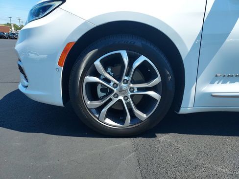 Used 2024 Chrysler Pacifica Pinnacle w/ Trailer Tow Group FWD image 10