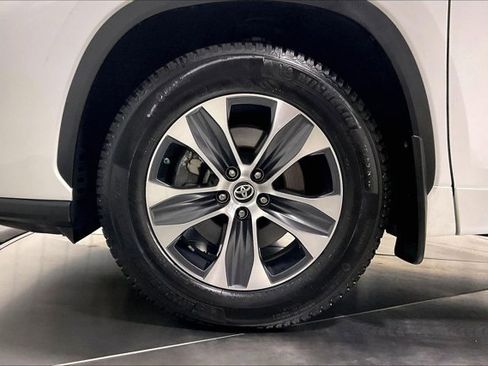 Used 2023 Toyota Highlander XLE AWD/4WD image 9