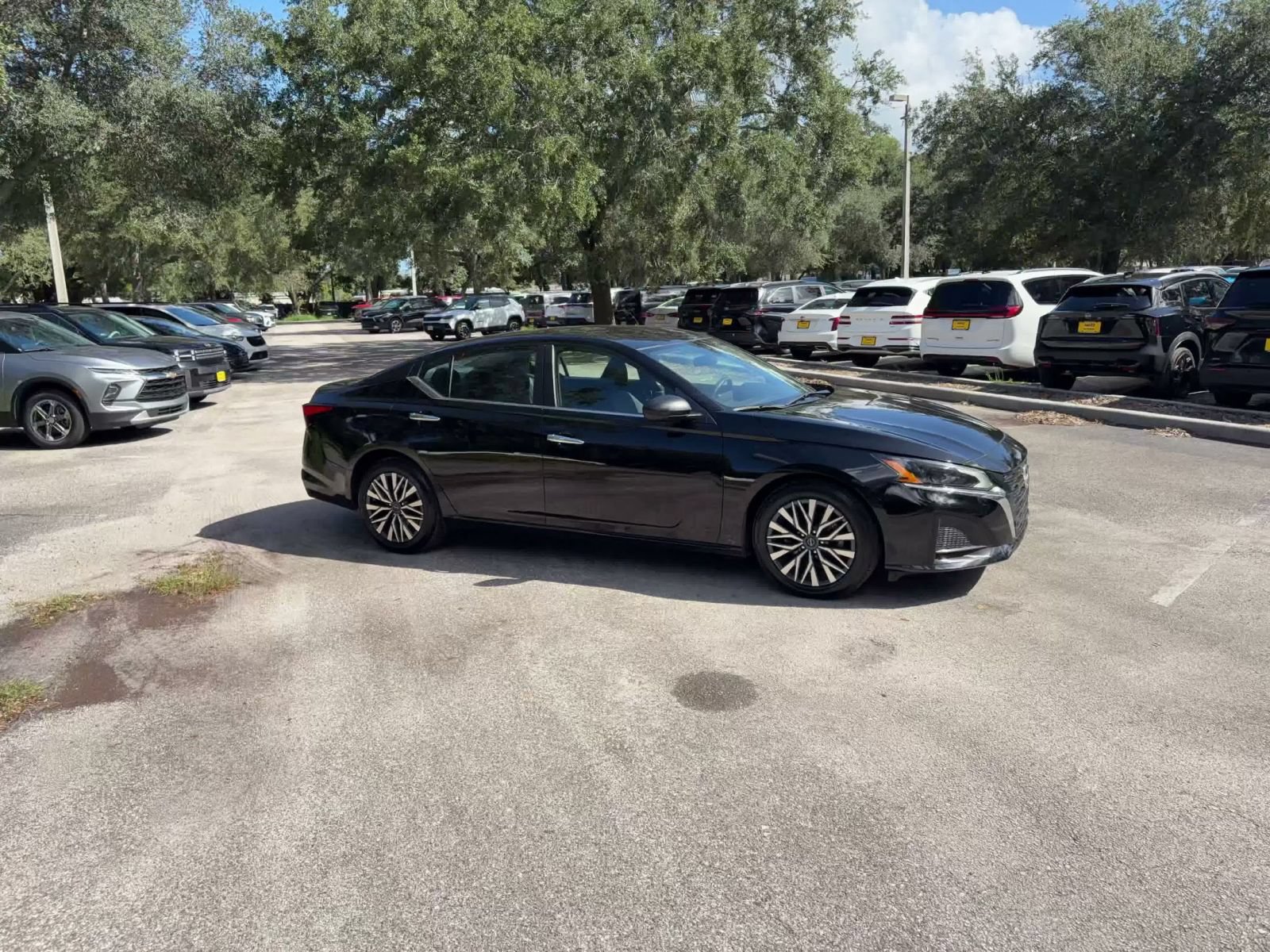 Used 2025 Nissan Altima 2.5 SV FWD image 2