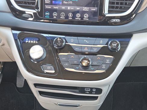 Used 2020 Chrysler Pacifica Touring w/ Tire & Wheel Group image 19