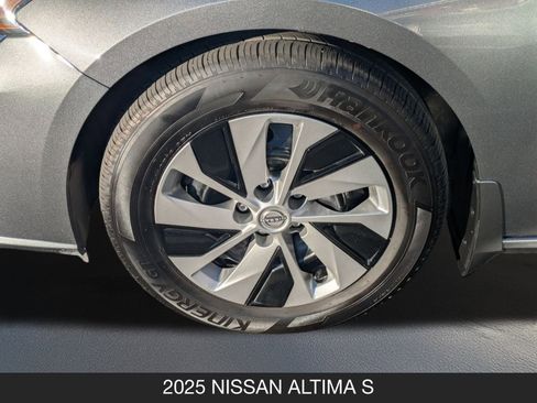 Used 2025 Nissan Altima 2.5 S image 11