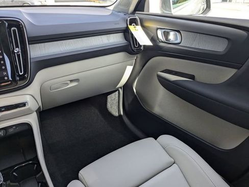 Certified 2025 Volvo XC40 B5 Plus w/ Protection Package Premier image 22