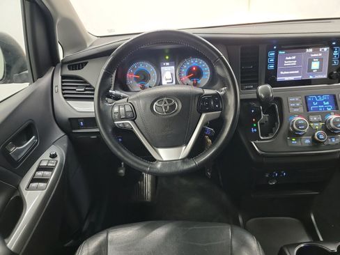 Used 2015 Toyota Sienna SE Premium image 16