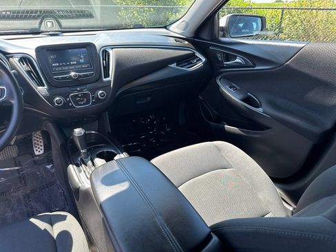 Used 2017 Chevrolet Malibu LT FWD image 10