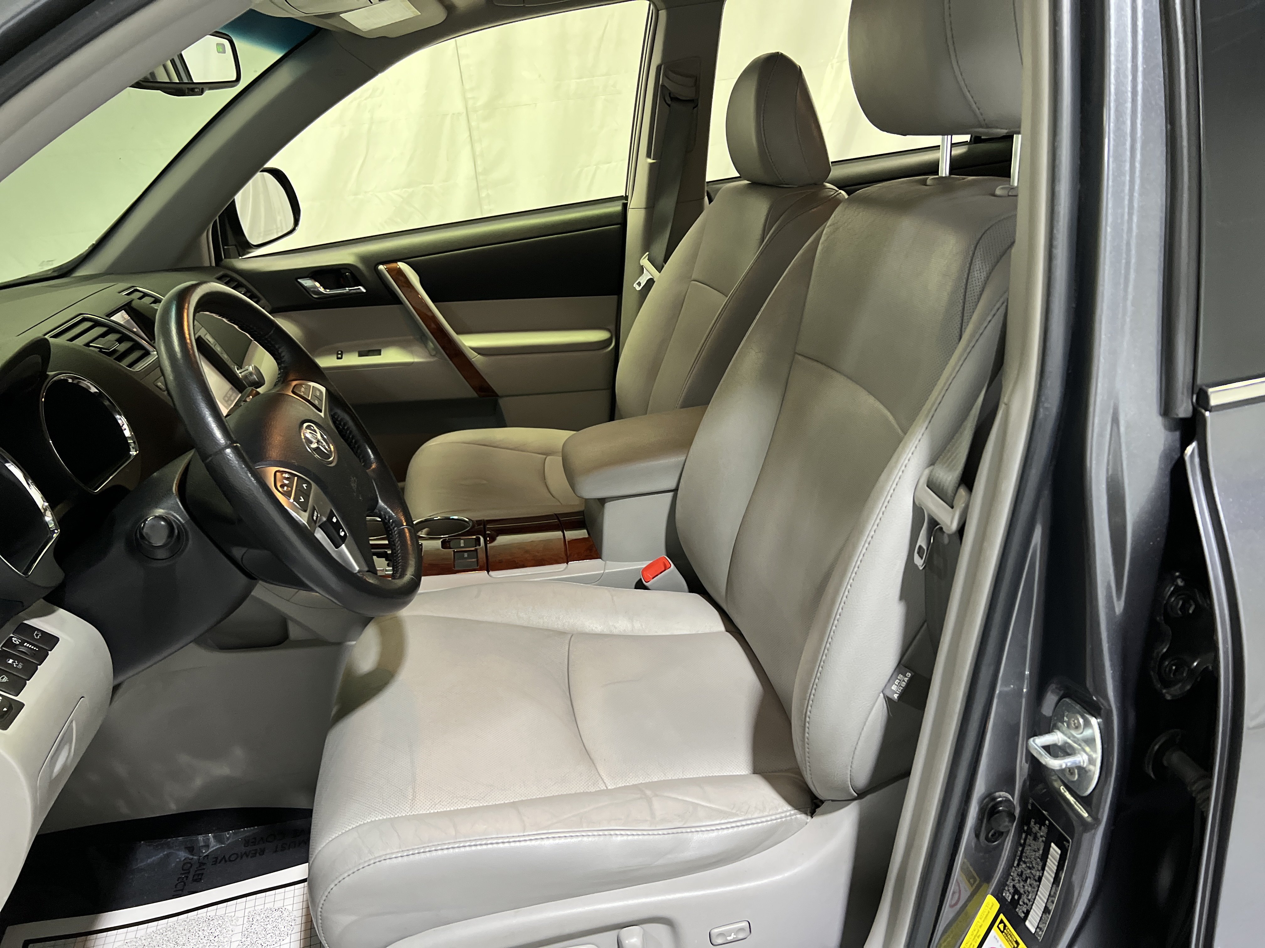 Used 2011 Toyota Highlander Limited w/ Tow Pkg FWD image 18
