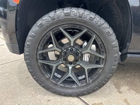 Used 2024 GMC Yukon Denali Ultimate w/ LPO, Floor Liner Package AWD/4WD image 9