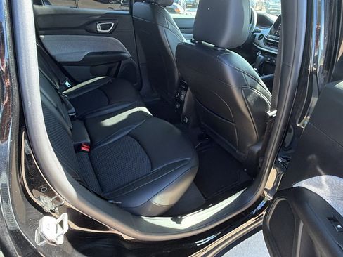 Used 2025 Jeep Compass Latitude image 21