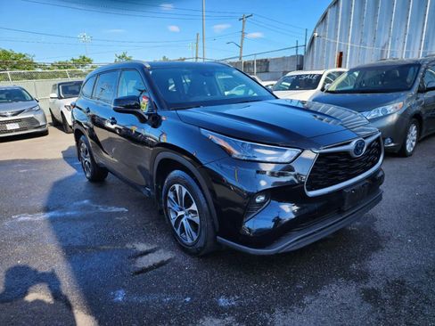 Used 2022 Toyota Highlander XLE image 3