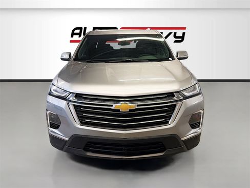 Used 2023 Chevrolet Traverse LT image 2
