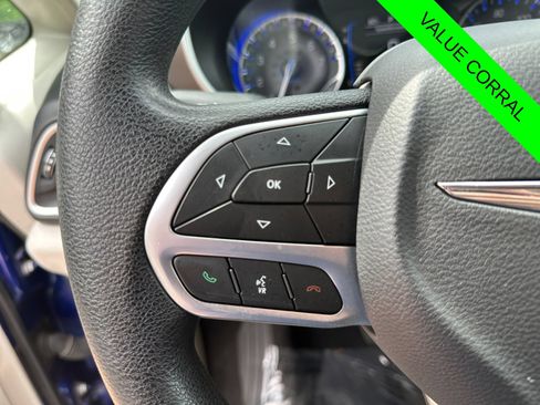 Used 2019 Chrysler Pacifica L FWD image 18