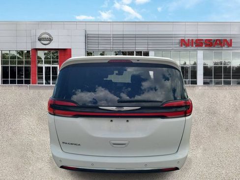 Used 2023 Chrysler Pacifica Touring-L FWD image 3