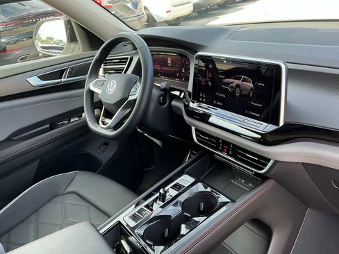 Used 2024 Volkswagen Atlas Peak Edition SE AWD/4WD image 17