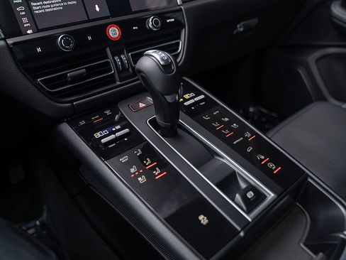 Certified 2026 Porsche Macan AWD/4WD image 15