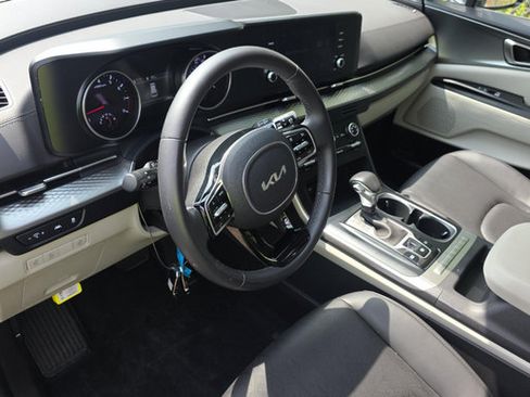 Used 2024 Kia Carnival LX FWD image 5