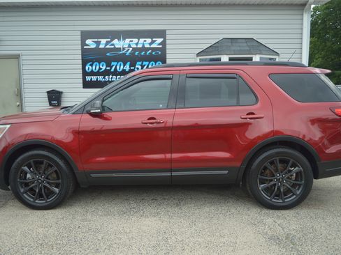 Used 2018 Ford Explorer XLT w/ Equipment Group 202A FWD image 2
