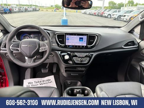 Used 2025 Chrysler Pacifica Select FWD image 12