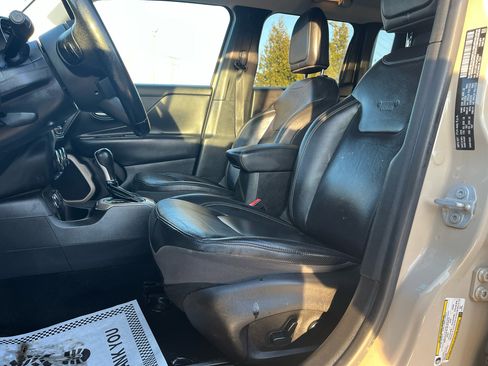 Used 2016 Jeep Renegade Limited image 13