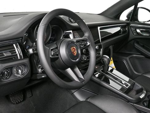 Certified 2026 Porsche Macan AWD/4WD image 4