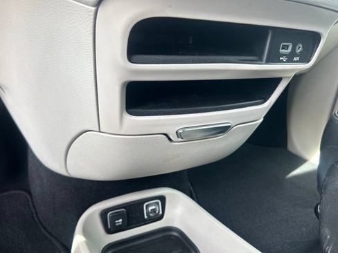 Used 2020 Chrysler Pacifica Touring-L FWD image 27