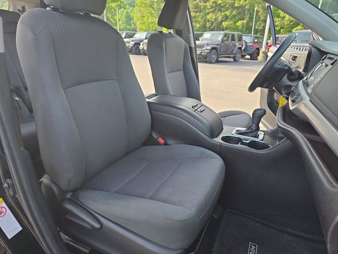 Used 2018 Toyota Highlander LE FWD image 10