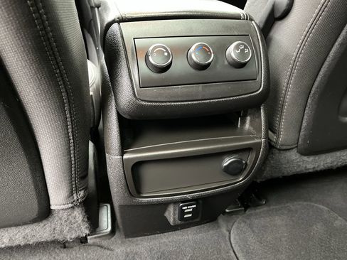 Used 2015 GMC Acadia SLE FWD image 12