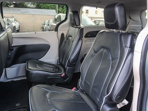 Used 2023 Chrysler Pacifica Limited image 22