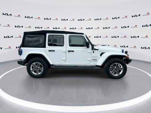 Used 2018 Jeep Wrangler Unlimited Sahara image 9