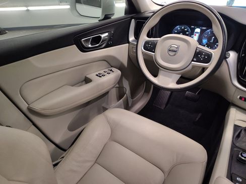 Used 2018 Volvo XC60 T5 Momentum w/ Vision Package image 4