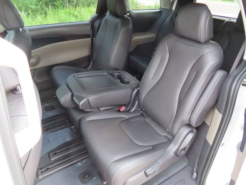 New 2026 Kia Carnival LXS FWD image 23